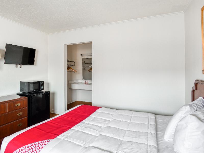 Hotel Oyo East San Antonio
